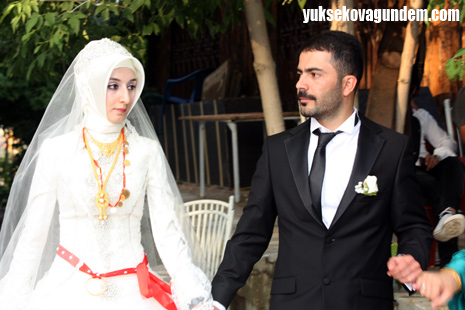 Kayhan Ailesinin Mutlu Günü 25