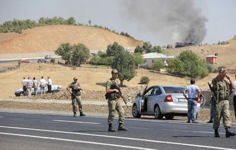 Bingöl'de askeri araca bombalı saldırı 2