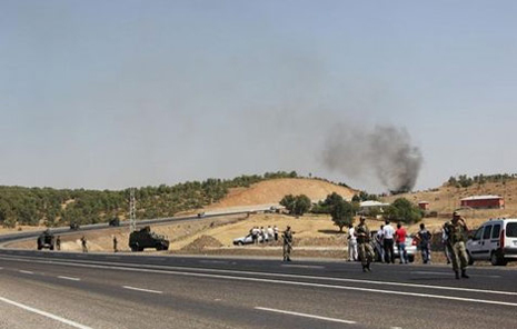 Bingöl'de askeri araca bombalı saldırı 3