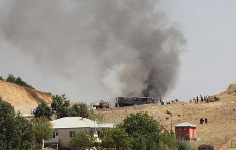 Bingöl'de askeri araca bombalı saldırı 6
