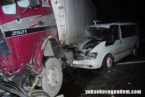 Yüksekova'da Feci Kaza 2 ölü 12