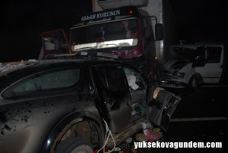Yüksekova'da Feci Kaza 2 ölü 8