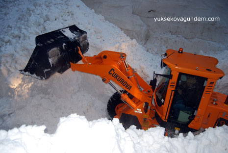 Yüksekova-Dağlıca Karayoluna Çığ Düştü 13