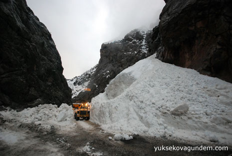 Yüksekova-Dağlıca Karayoluna Çığ Düştü 18
