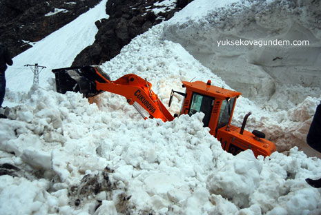 Yüksekova-Dağlıca Karayoluna Çığ Düştü 7