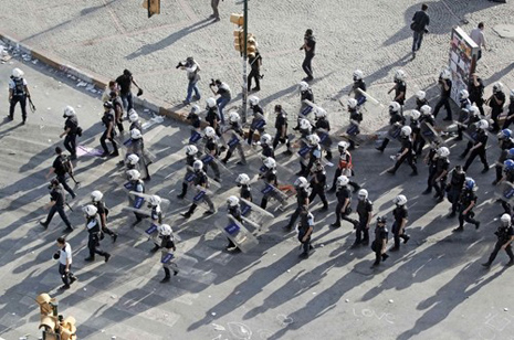 Taksim'e polis baskınından ilk kareler 11