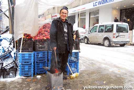 Yüksekova'ya Yılın İlk Karı Yağdı 8