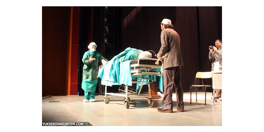 Tiyatro Gösterimine Yoğun ilgi