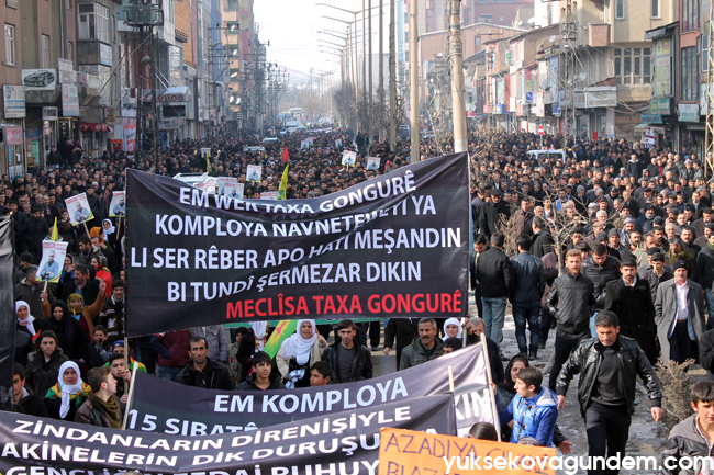Yüksekova'da 15 Şubat Komplosu Yapılan Yürüyüşle Kınandı 18
