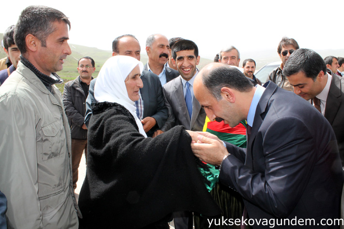 HDP Hakkari Milletvekilleri Yüksekova'da coşku ile karşılandı 1