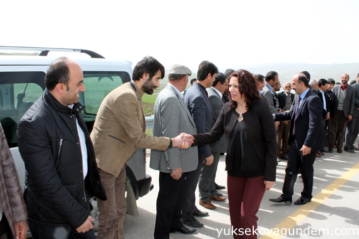 HDP Hakkari Milletvekilleri Yüksekova'da coşku ile karşılandı 2