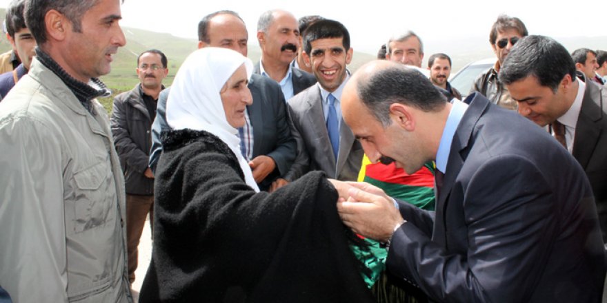 HDP Hakkari Milletvekilleri Yüksekova'da coşku ile karşılandı