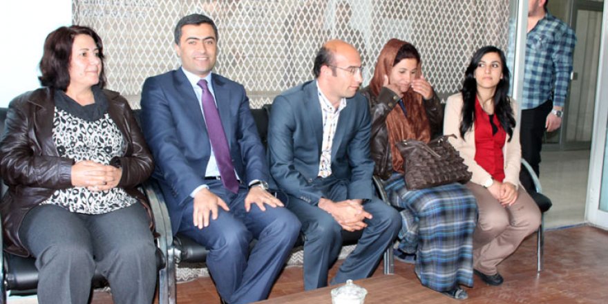 HDP Hakkari Adayları Yüksekova'da Esnafı Ziyaret Etti