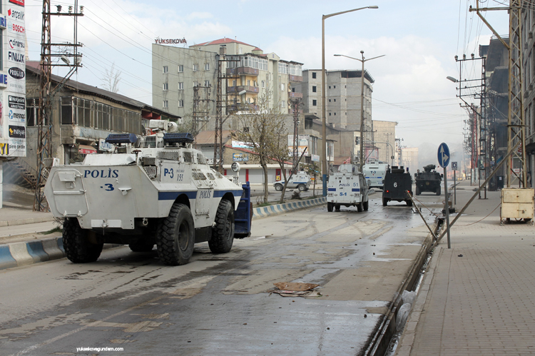 Yüksekova'da Cenaze Sonrası Gerginlik Çıktı 12