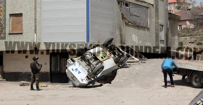 Yüksekova'da akrep devrildi, 3 polis yaralı 1