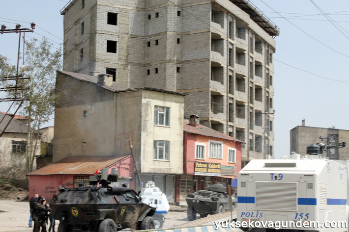 Yüksekova'da akrep devrildi, 3 polis yaralı 10