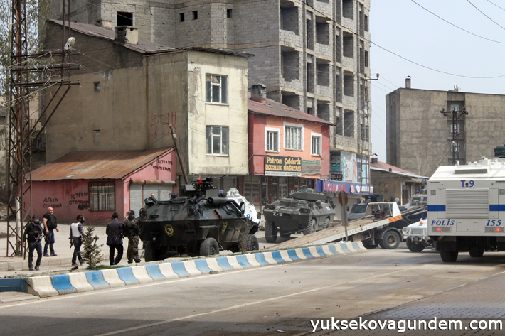 Yüksekova'da akrep devrildi, 3 polis yaralı 11