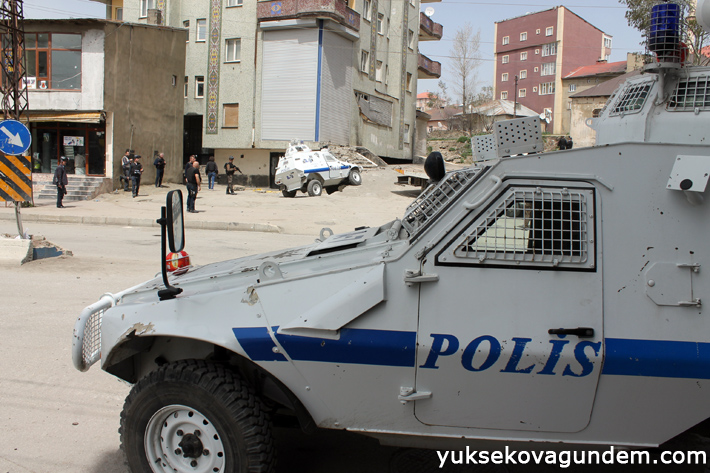 Yüksekova'da akrep devrildi, 3 polis yaralı 12