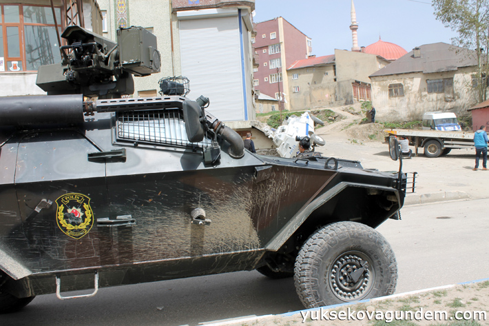 Yüksekova'da akrep devrildi, 3 polis yaralı 13