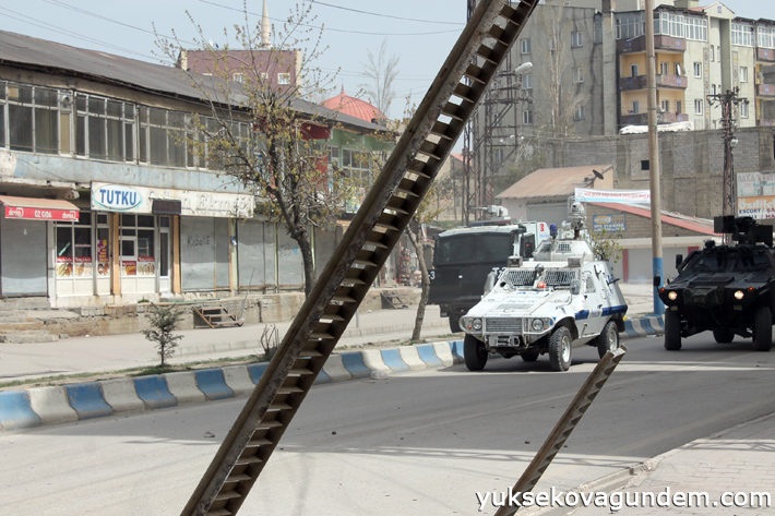 Yüksekova'da akrep devrildi, 3 polis yaralı 14