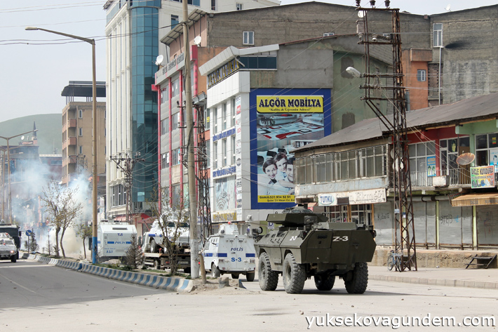 Yüksekova'da akrep devrildi, 3 polis yaralı 15