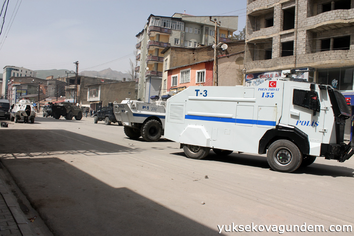 Yüksekova'da akrep devrildi, 3 polis yaralı 16