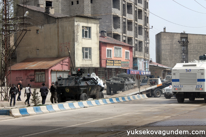Yüksekova'da akrep devrildi, 3 polis yaralı 17