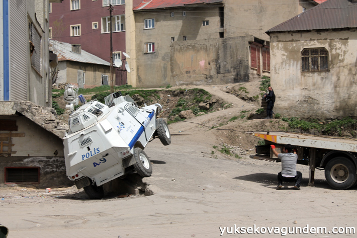 Yüksekova'da akrep devrildi, 3 polis yaralı 18