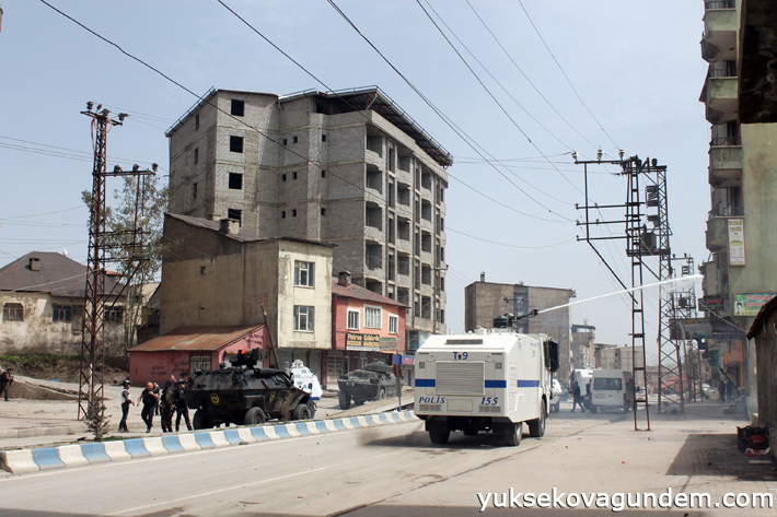 Yüksekova'da akrep devrildi, 3 polis yaralı 19
