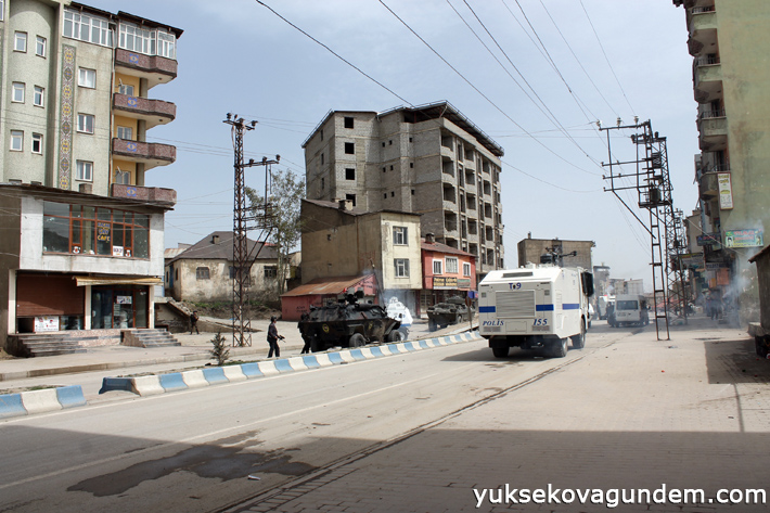 Yüksekova'da akrep devrildi, 3 polis yaralı 20