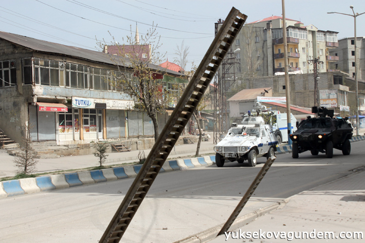Yüksekova'da akrep devrildi, 3 polis yaralı 21
