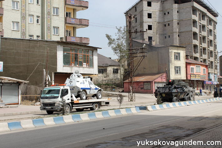 Yüksekova'da akrep devrildi, 3 polis yaralı 22