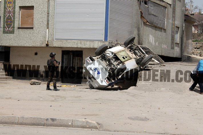 Yüksekova'da akrep devrildi, 3 polis yaralı 3