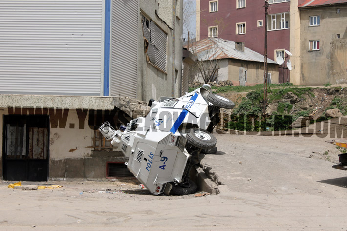Yüksekova'da akrep devrildi, 3 polis yaralı 4
