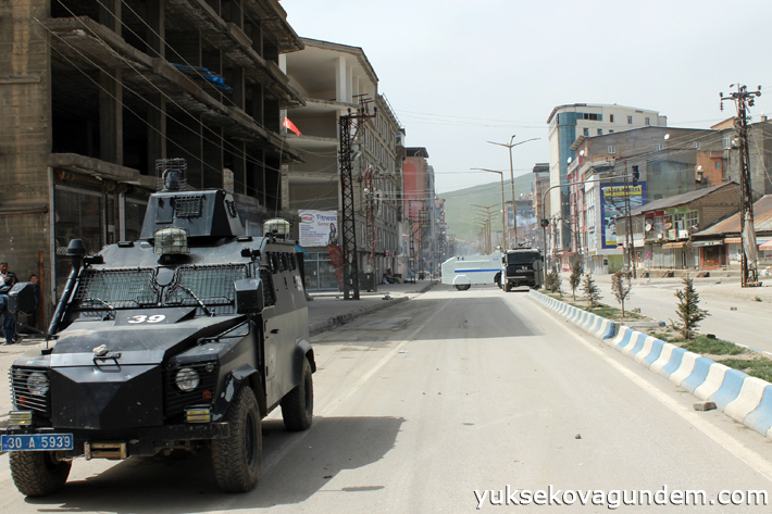 Yüksekova'da akrep devrildi, 3 polis yaralı 5