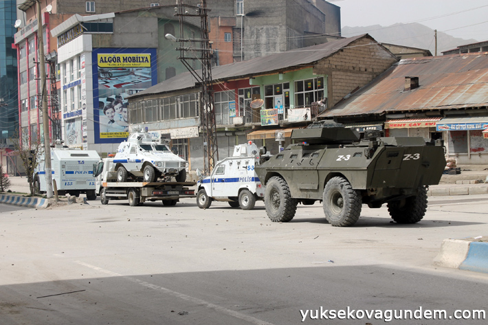 Yüksekova'da akrep devrildi, 3 polis yaralı 6