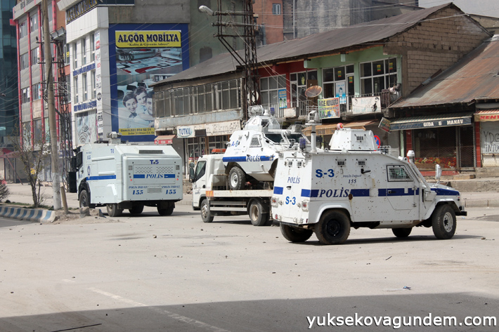 Yüksekova'da akrep devrildi, 3 polis yaralı 7