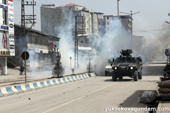 Yüksekova'da akrep devrildi, 3 polis yaralı 8