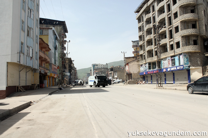 Yüksekova'da akrep devrildi, 3 polis yaralı 9