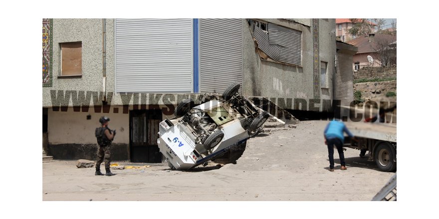 Yüksekova'da akrep devrildi, 3 polis yaralı