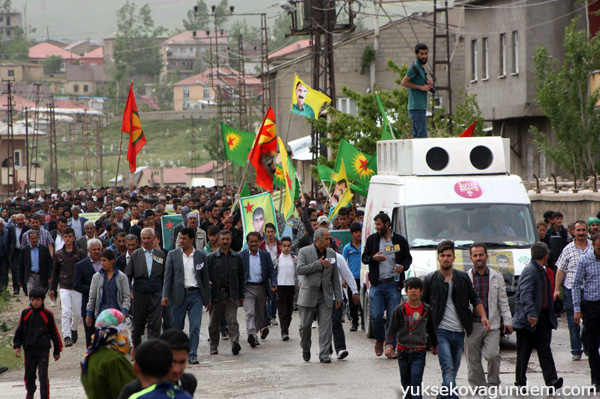 On binler 3 YPG savaşçısını uğurladı 3