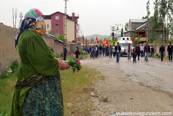 On binler 3 YPG savaşçısını uğurladı 4