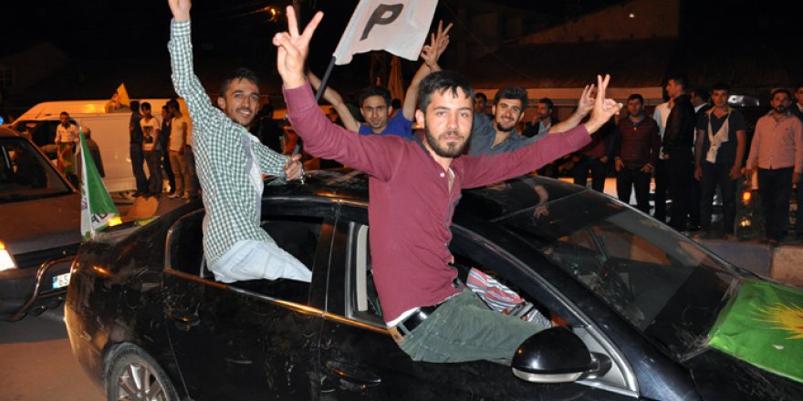 Yüksekova'da Seçim kutlamaları