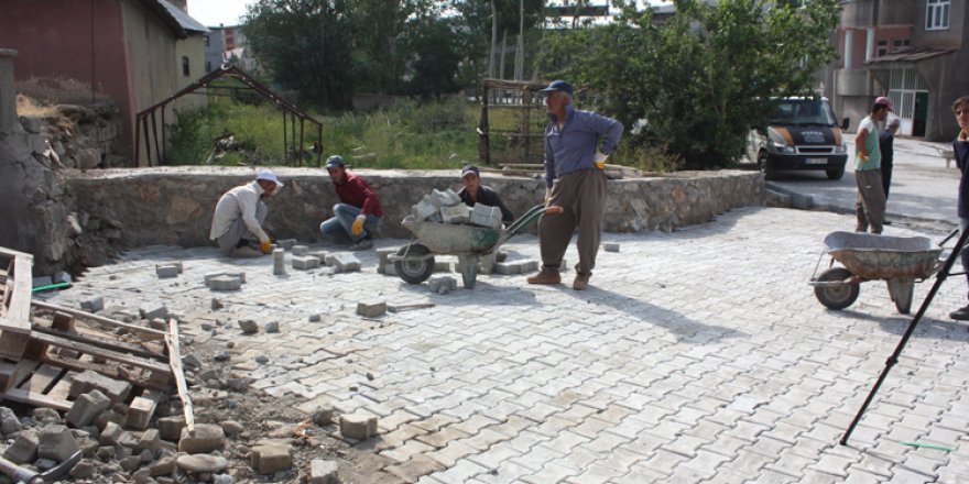 Oruç tutan işçilerin sıcakla imtihanı