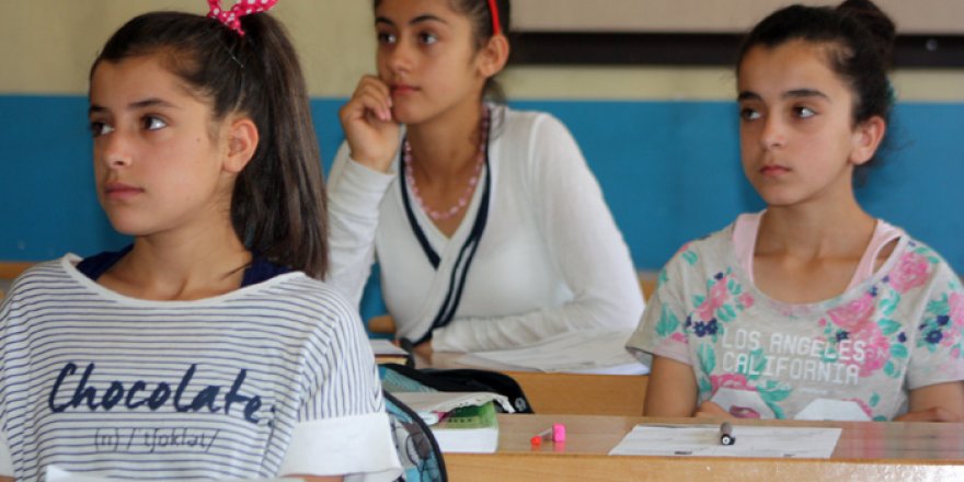 Yüksekova’lı öğrenciler yaz tatilini öğrenerek geçiriyorlar