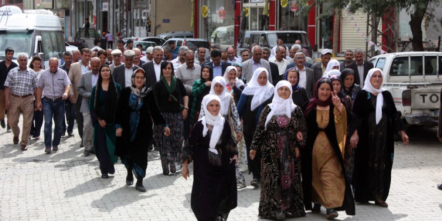 Süleyman öğretmeninin taziyesine kitlesel ziyaret