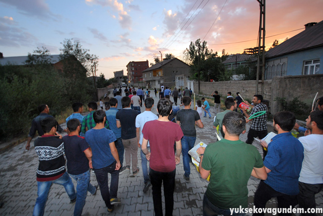 Yüksekova'da hava saldırıları ile gözaltılara tepki yürüyüşü 1