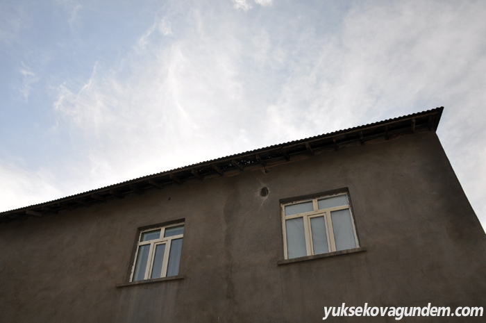 Yüksekova'da birçok ev hasar gördü 10