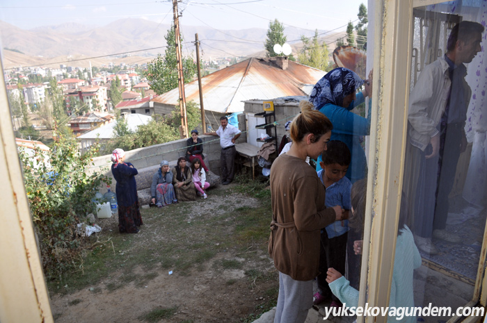 Yüksekova'da birçok ev hasar gördü 3