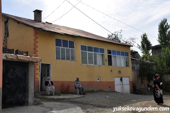 Yüksekova'da birçok ev hasar gördü 9